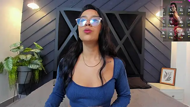 zoe martins  online show from October 13, 2025, 5:35 pm