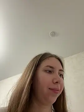 EvaAkins online show from April 3, 2026, 8:51 pm