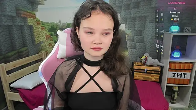 EmilyChaves online show from September 12, 2025, 7:14 pm