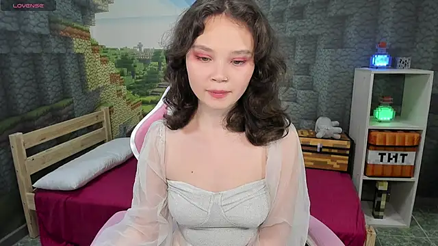 EmilyChaves online show from September 18, 2025, 6:32 pm