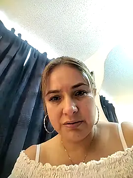 luciamature  online show from February 5, 2026, 9:41 pm