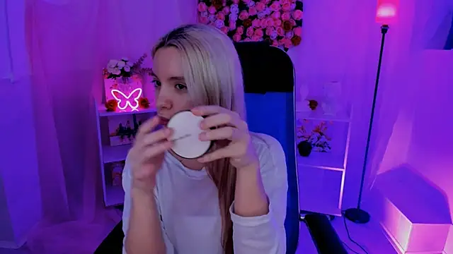 AuroraWrenfield online show from September 12, 2025, 1:28 am