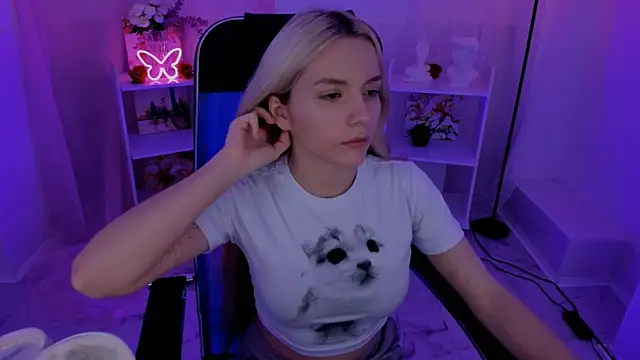 AuroraWrenfield online show from September 15, 2025, 4:40 pm