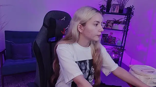 AuroraWrenfield online show from September 17, 2025, 10:39 am