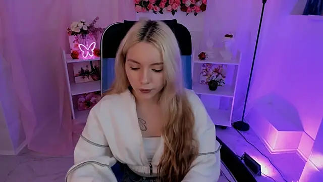 AuroraWrenfield online show from September 19, 2025, 10:49 am