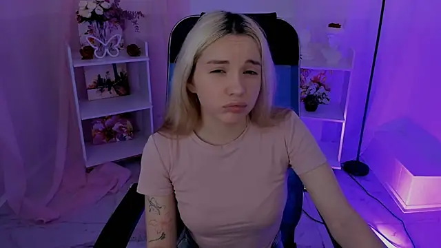 AuroraWrenfield online show from September 29, 2025, 4:39 am