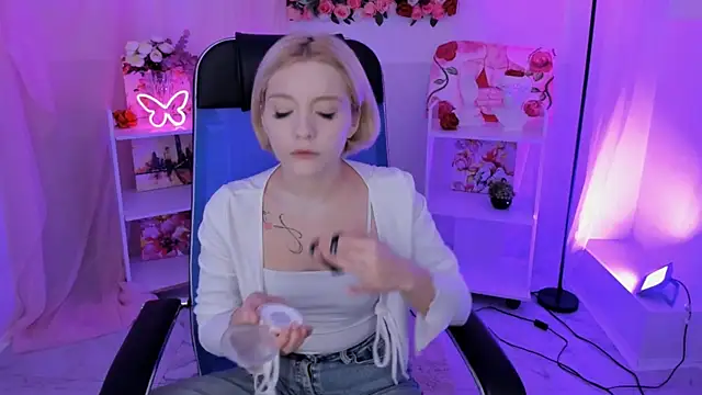 AuroraWrenfield online show from October 30, 2025, 10:27 am