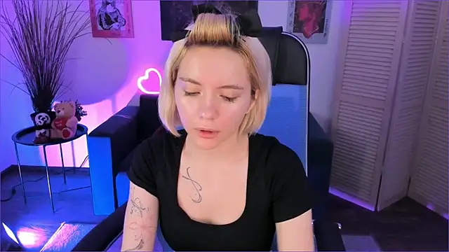 AuroraWrenfield online show from December 3, 2025, 12:40 am