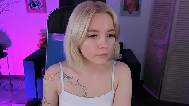 AuroraWrenfield online show from December 22, 2025, 3:25 am