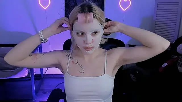 AuroraWrenfield online show from February 10, 2026, 4:38 am