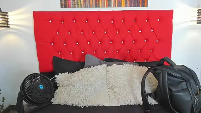 carolinacrus01 online show from September 10, 2025, 3:45 pm