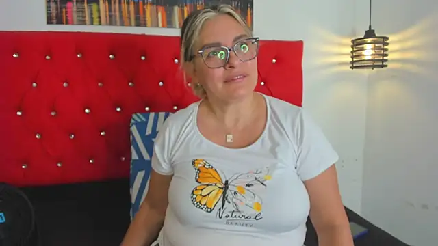 carolinacrus01 online show from October 6, 2025, 4:59 pm