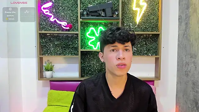 Axel  Evans online show from April 18, 2026, 12:20 pm