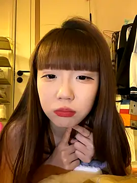 Snapshot of D-033 chatting on November 27, 2025, 6:10 pm D-033 online show from November 27, 2025, 6:10 pm