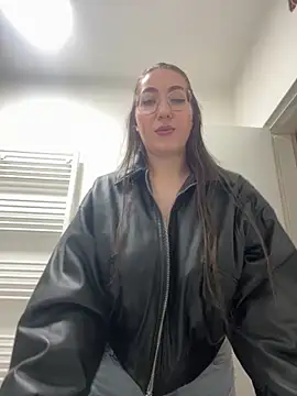 Snapshot of Kylie_Kathy chatting on June 8, 2026, 1:39 am Kylie Kathy online show from June 8, 2026, 1:39 am