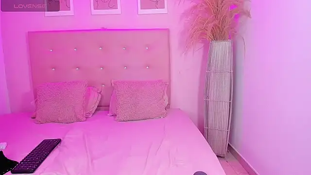 ANNIE DOLCE  online show from February 4, 2026, 10:04 pm