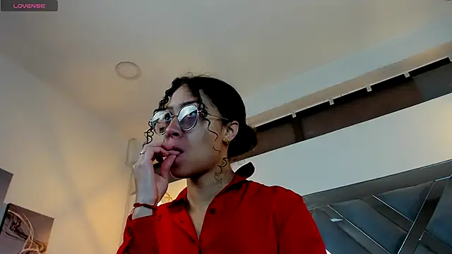 Hanna Cornee  online show from September 17, 2025, 1:46 pm