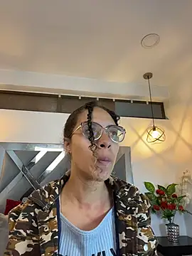 Hanna Cornee  online show from November 10, 2025, 1:43 pm