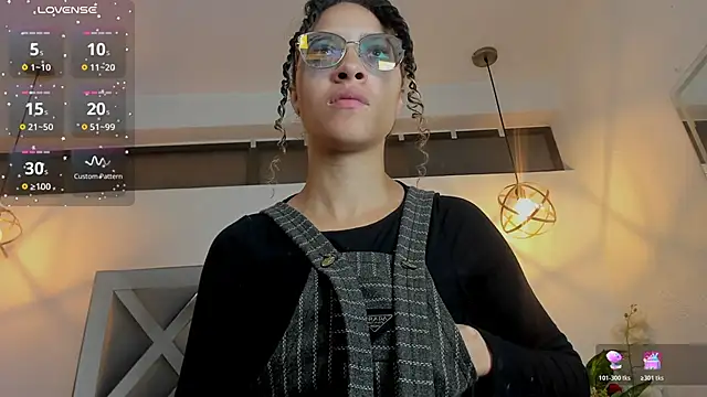 Hanna Cornee  online show from November 29, 2025, 1:36 pm