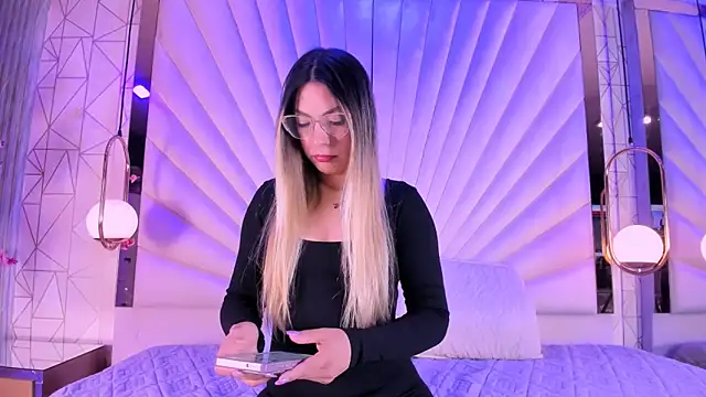 VesperVelvet online show from June 3, 2026, 4:48 am