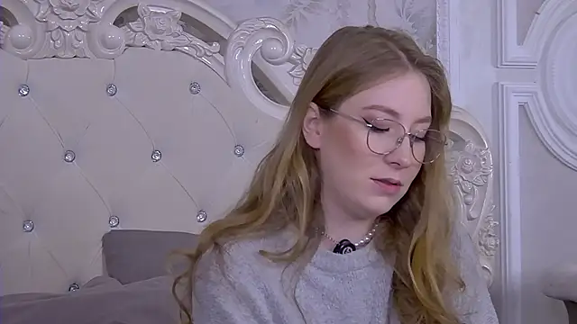 Snapshot of MiaEuphoria_ chatting on October 8, 2025, 3:37 am MiaEuphoria  online show from October 8, 2025, 3:37 am