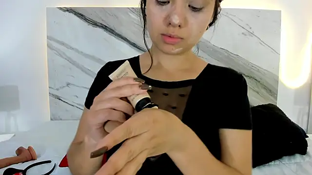 Snapshot of thamiina_ chatting on October 22, 2025, 7:02 pm thamiina online show from October 22, 2025, 7:02 pm