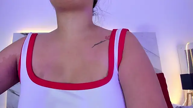 Snapshot of thamiina_ chatting on January 8, 2026, 10:12 pm thamiina online show from January 8, 2026, 10:12 pm