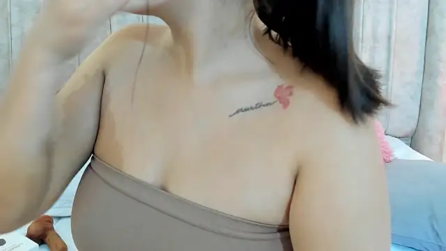 Snapshot of thamiina_ chatting on February 23, 2026, 7:00 pm thamiina online show from February 23, 2026, 7:00 pm