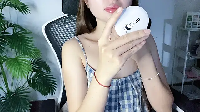 LiLi Sweetie online show from September 15, 2025, 4:12 am