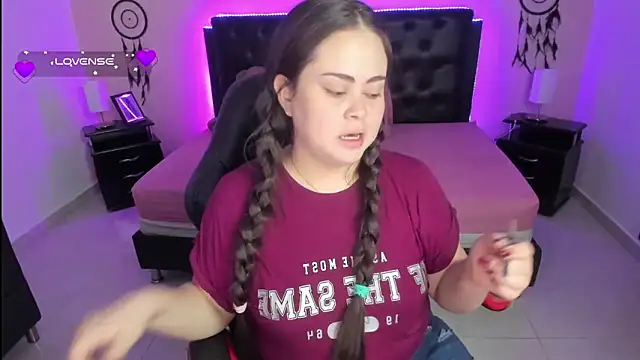 LolaVillalobos online show from October 1, 2025, 12:55 pm