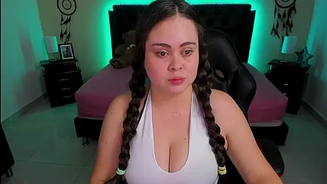 LolaVillalobos online show from October 12, 2025, 1:32 pm