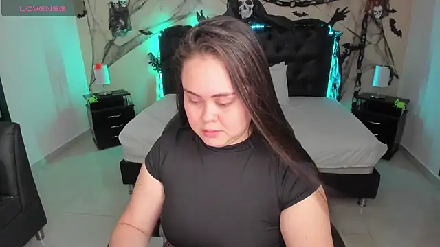 LolaVillalobos online show from November 1, 2025, 1:24 pm