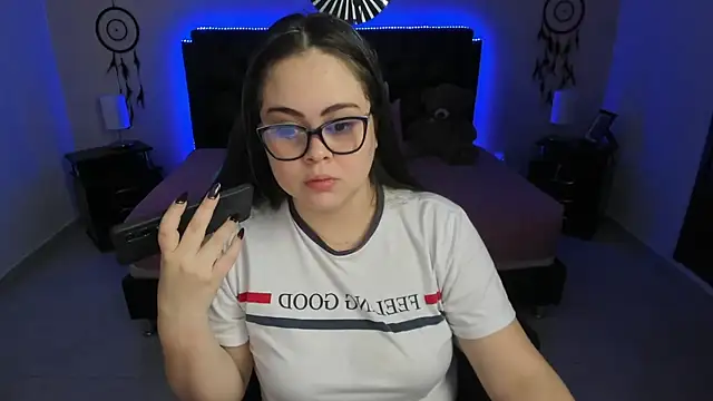 LolaVillalobos online show from November 28, 2025, 12:19 pm