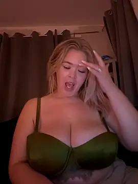 Snapshot of KaylaTrudi chatting on September 21, 2025, 7:59 pm KaylaTrudi online show from September 21, 2025, 7:59 pm