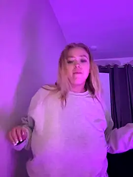 Snapshot of KaylaTrudi chatting on November 19, 2025, 8:42 pm KaylaTrudi online show from November 19, 2025, 8:42 pm