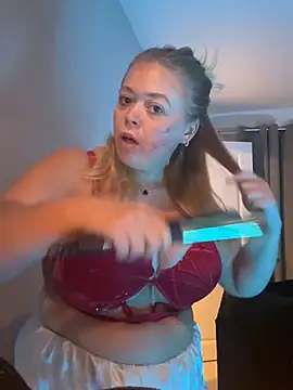 Snapshot of KaylaTrudi chatting on February 2, 2026, 10:19 pm KaylaTrudi online show from February 2, 2026, 10:19 pm