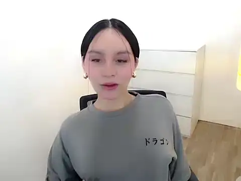 holly tabby online show from October 19, 2025, 12:11 am