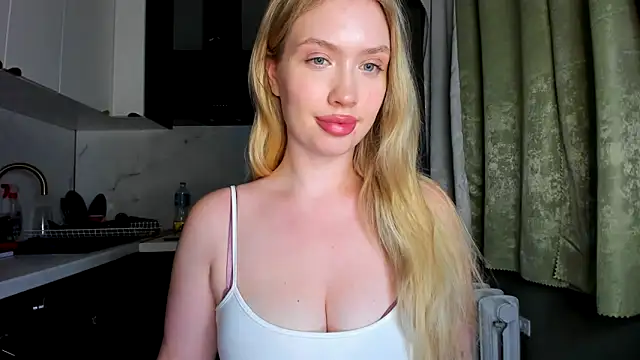 NicoleRiccii online show from October 5, 2025, 8:07 pm