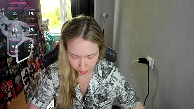 NicoleRiccii online show from October 10, 2025, 1:32 pm