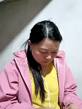 yoowwmr online show from November 14, 2025, 11:24 pm