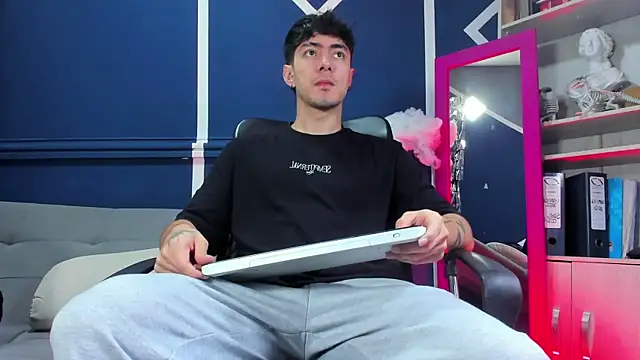 etham wolf  online show from November 28, 2025, 12:41 pm