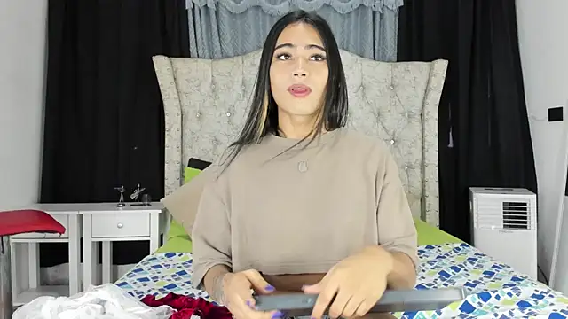 Snapshot of aleja_spearsx chatting on May 25, 2026, 12:00 pm aleja spearsx online show from May 25, 2026, 12:00 pm