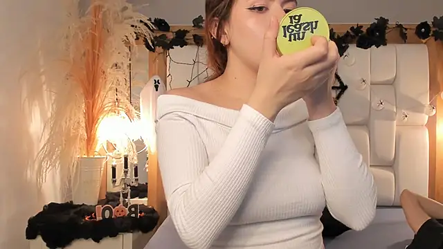 Daphne And Roger online show from October 13, 2025, 11:32 am