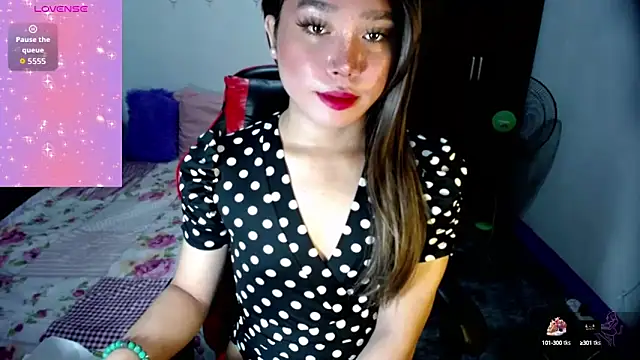 Urassiansweetcummer online show from October 17, 2025, 2:04 am