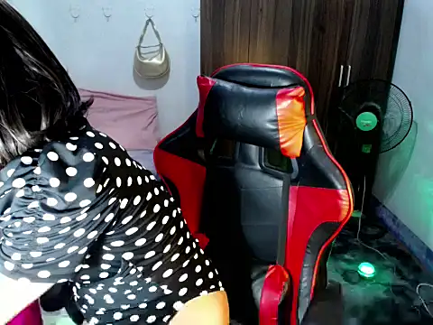 Snapshot of Urassiansweetcummer chatting on June 17, 2026, 12:13 am Urassiansweetcummer online show from June 17, 2026, 12:13 am