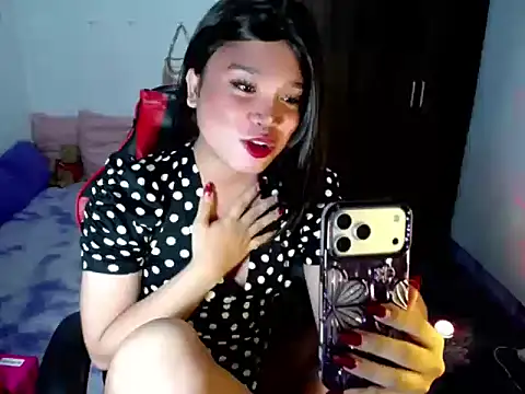 Snapshot of Urassiansweetcummer chatting on June 17, 2026, 12:18 pm Urassiansweetcummer online show from June 17, 2026, 12:18 pm