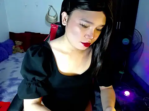 Snapshot of Urassiansweetcummer chatting on June 24, 2026, 2:43 am Urassiansweetcummer online show from June 24, 2026, 2:43 am