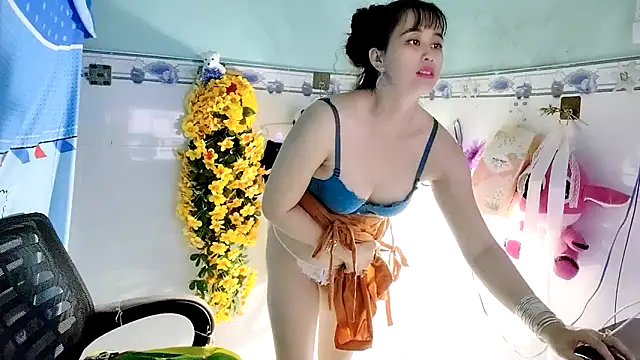 emgaixinhngoan online show from October 2, 2025, 4:03 pm