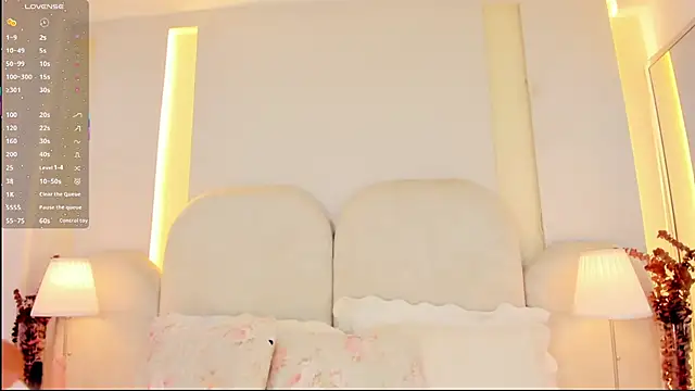 Snapshot of SalomeeBell chatting on June 19, 2026, 9:51 pm SalomeeBell online show from June 19, 2026, 9:51 pm
