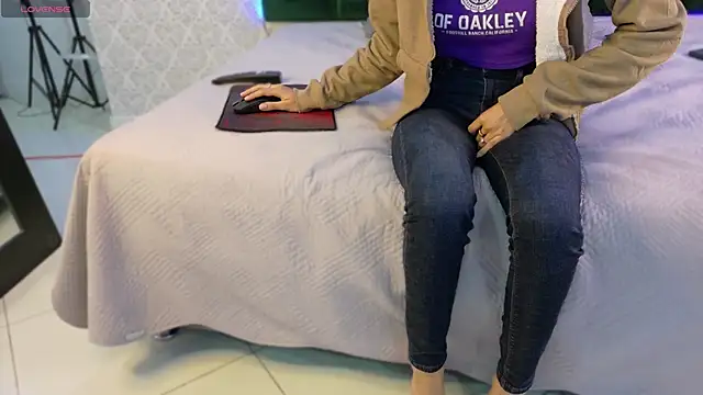 BeccaReedd online show from October 7, 2025, 2:53 am